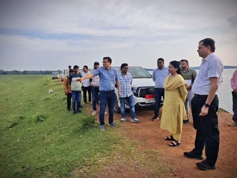 संभागायुक्त ने किया खरखरा जलाशय का निरीक्षण, जलभराव व सिंचाई व्यवस्था का लिया जायजा