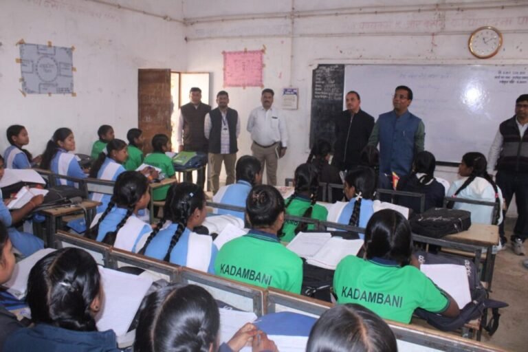 तेज़ प्रशासन, संवेदनशील सोच: बरमकेला क्षेत्र में कलेक्टर डॉ. संजय कन्नौजे ने लिया परीक्षा तैयारी का सीधा फीडबैक