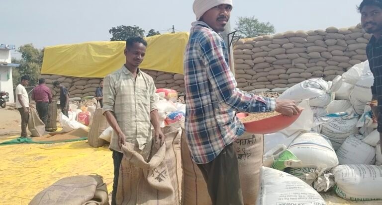 धान उपार्जन केंद्र जावाली में अव्यवस्था के आरोप, किसानों पर दबाव बनाकर कराया जा रहा काम