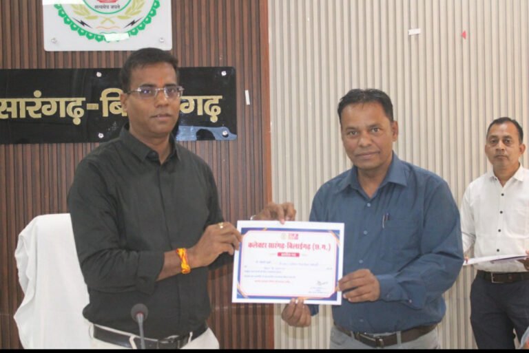 शिक्षा में नवाचार को मिला प्रशासनिक सम्मान – कलेक्टर डॉ. संजय कन्नौजे ने जिला शिक्षा अधिकारी जे.आर. डहरिया को किया सम्मानित