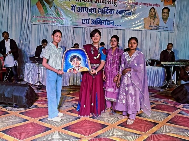 झिरना मेले में लोक कला और लोक स्वर का अद्भुत संगम चितेरे फाउंडेशन की बेटियों ने लोक गायिका आरू साहू को भेंट की सुपा कला की अनोखी पेंटिंग 