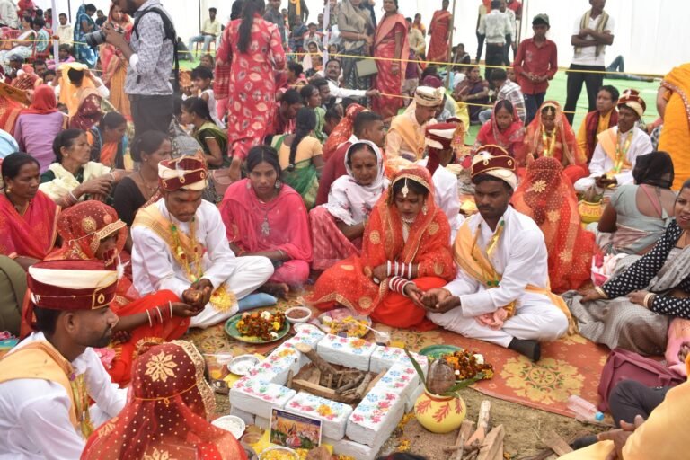 जिला मुख्यालय बालोद में 163 जोड़ों का सामूहिक विवाह संपन्न मुख्यमंत्री कन्या विवाह योजना के तहत नवदंपत्तियों को मिला सम्मान, सहयोग और आशीर्वाद