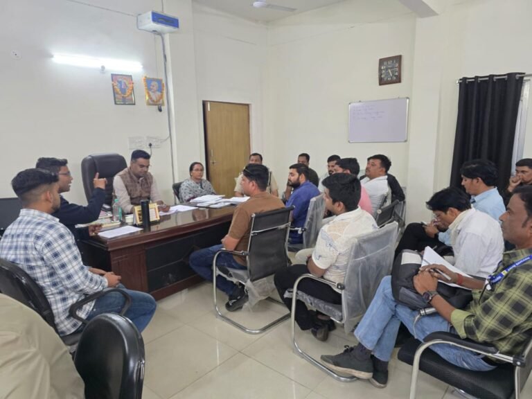 सड़क सुरक्षा और पारदर्शिता को लेकर सख्त निर्देश दोपहिया वाहनों के साथ हेलमेट वितरण अनिवार्य, डीलरों के साथ जिला परिवहन कार्यालय में अहम बैठक