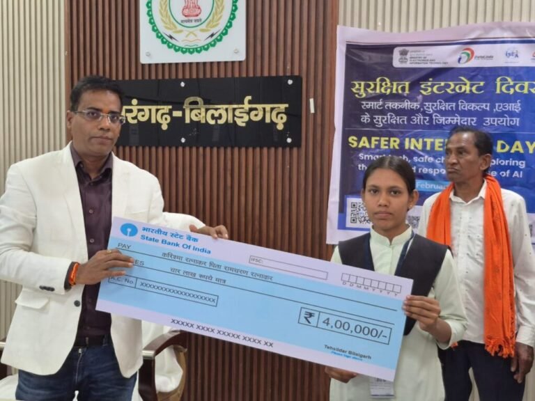 आपदा पीड़ित परिवारों के लिए संबल बनी जिला प्रशासन की संवेदनशील पहल, कलेक्टर डॉ. संजय कन्नौजे ने सौंपे सहायता राशि के चेक