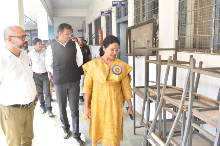 कलेक्टर श्रीमती दिव्या उमेश मिश्रा की सक्रियता से शासकीय एकलव्य महाविद्यालय डौण्डीलोहारा में शैक्षणिक व्यवस्था होगी और सुदृढ़