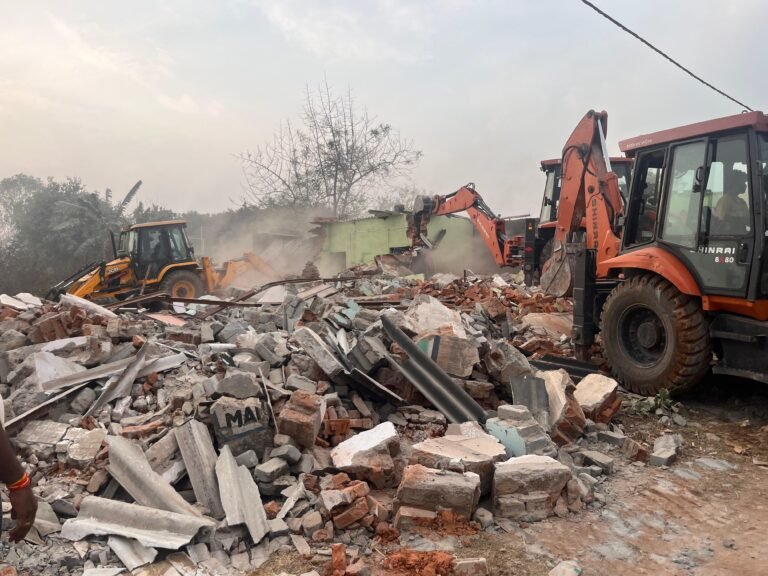 अवैध फ़ार्म हाउसों पर प्रशासन की सख़्त कार्रवाई, ग्राम केंदाईख़ार में शासकीय भूमि से बेजा कब्जा हटाया गया