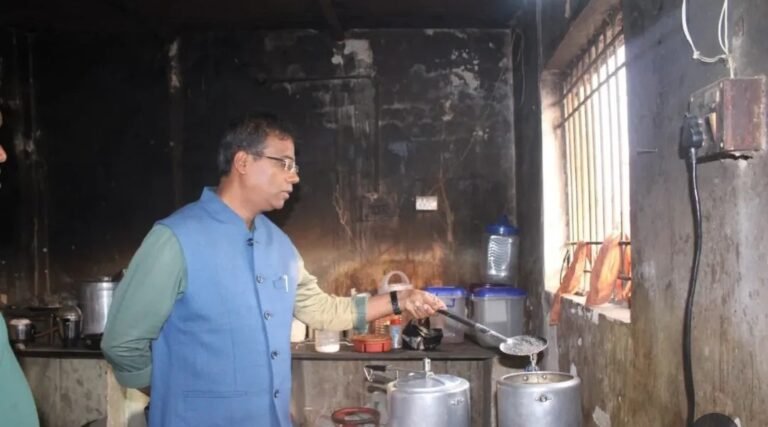 बरमकेला क्षेत्र के आदिवासी छात्रावासों में कलेक्टर डॉ. संजय कन्नौजे का प्रेरणादायी निरीक्षण