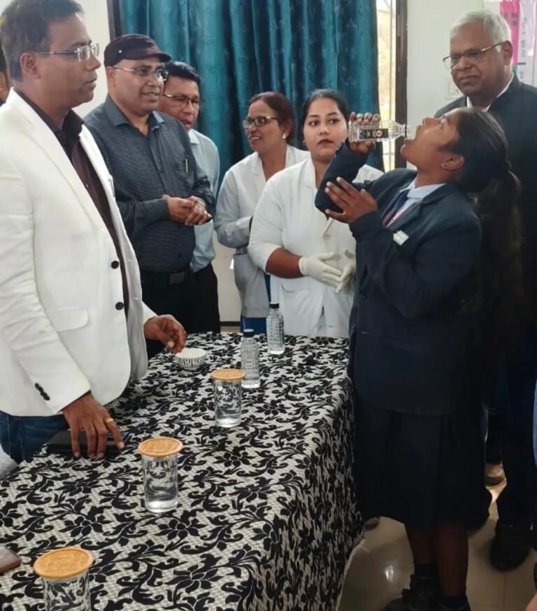 फाइलेरिया उन्मूलन अभियान को मिली रफ्तार कलेक्टर डॉ. संजय कन्नौजे ने पीएमश्री स्कूल में विद्यार्थियों को स्वयं दवा खिलाकर दिया जागरूकता का संदेश