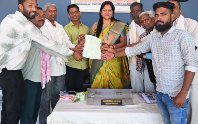 जनसमस्याओं के त्वरित समाधान के लिए प्रतिबद्ध विधायक कविता प्राण लहरे – ग्राम खुरसुला से पधारे नागरिकों से की आत्मीय मुलाकात