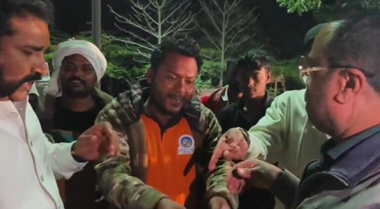 “सोहागी पहाड़ पर ‘गुंडा टैक्स’ का नंगा नाच! चेक पॉइंट पर अवैध वसूली के खिलाफ भड़के चालक, कमांडो अरुण गौतम ने संभाला मोर्चा।”