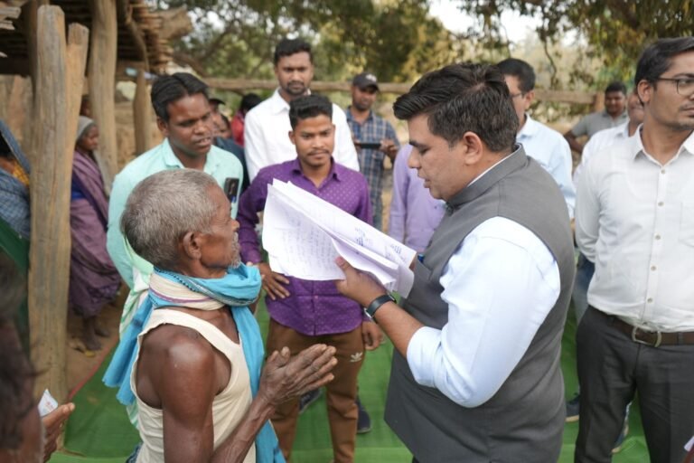 मैं कलेक्टर हूँ, आपकी समस्याएँ सुनने आया हूँ…” – दूरस्थ गाँव नकिया में कलेक्टर की चौपाल, ग्रामीणों को मिला समाधान का भरोसा
