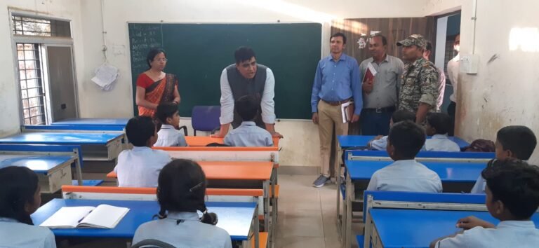 कलेक्टर का औचक निरीक्षण: पीएमश्री सेजेस करतला की व्यवस्थाओं पर सख्ती, तीन दिन में सुधार के निर्देश स्वच्छता, पढ़ाई और खेल सुविधाओं पर विशेष जोर, विद्यार्थियों से संवाद कर जानी समस्याएं