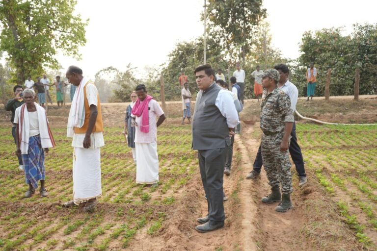 कलेक्टर कुणाल दुदावत पहुंचे किसानों के खेतों तक, मूंगफली-उड़द और मक्का की लहलहाती फसलों का किया अवलोकन