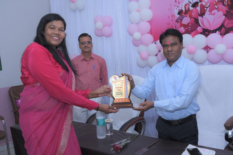 जिला न्यायालय बालोद में अंतरराष्ट्रीय महिला दिवस पर महिलाओं का सम्मान महिला न्यायिक अधिकारियों और कर्मचारियों को स्मृति चिन्ह भेंट कर किया गया अभिनंदन, सांस्कृतिक कार्यक्रमों से गूंजा परिसर