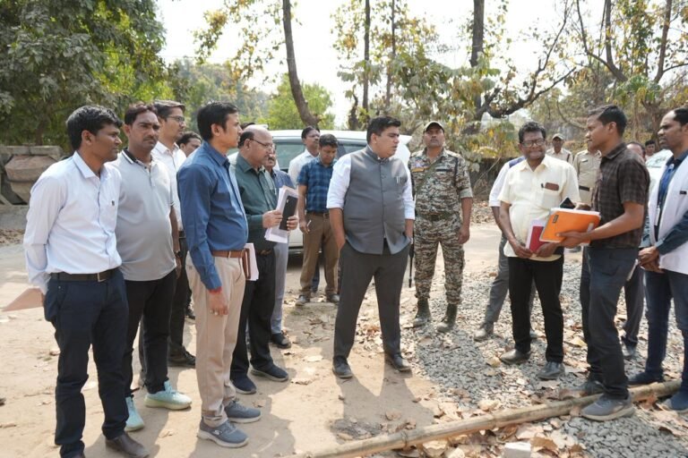 कलेक्टर के सख्त तेवर: निर्माण कार्यों की धीमी रफ्तार पर नाराज़गी, ठेकेदार को नोटिस देने के निर्देश