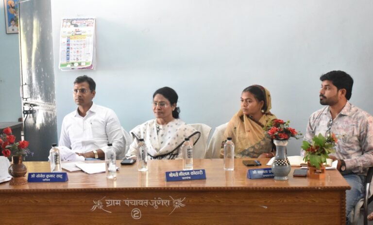 कलेक्टर दिव्या उमेश मिश्रा ने ग्राम जुंगेरा पहुंचकर डीएमएफ बेस लाइन सर्वे कार्य का लिया जायजा ग्रामीणों से संवाद कर शिक्षा, स्वास्थ्य, पेयजल और बुनियादी सुविधाओं की स्थिति की ली जानकारी