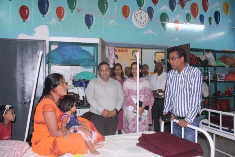 कलेक्टर डॉ. संजय कन्नौजे की संवेदनशील पहल: जिला चिकित्सालय सारंगढ़ का औचक निरीक्षण, मरीजों से सीधे संवाद कर जाना हालचाल