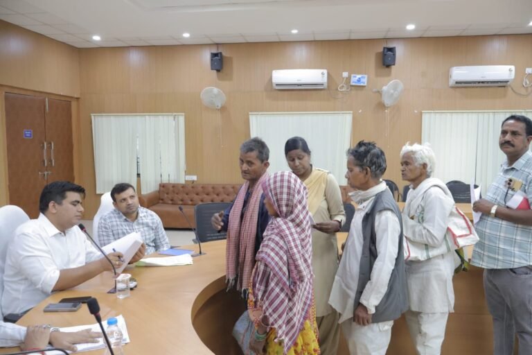 जनदर्शन में कलेक्टर की संवेदनशील पहल: आमजन की समस्याएं सुनीं, त्वरित समाधान के दिए निर्देश