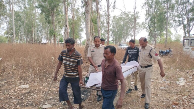 मानवता की मिसाल: कटघोरा पुलिस ने लावारिस बुजुर्ग को दिया कंधा, मुस्लिम रीति से किया सम्मानजनक दफन”