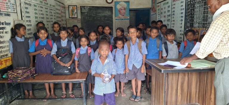  एकल शिक्षक से दो शिक्षकों तक का सफर: छपराही पारा स्कूल में नई शिक्षिका की ज्वाइनिंग से शिक्षा में आया बड़ा सुधार 