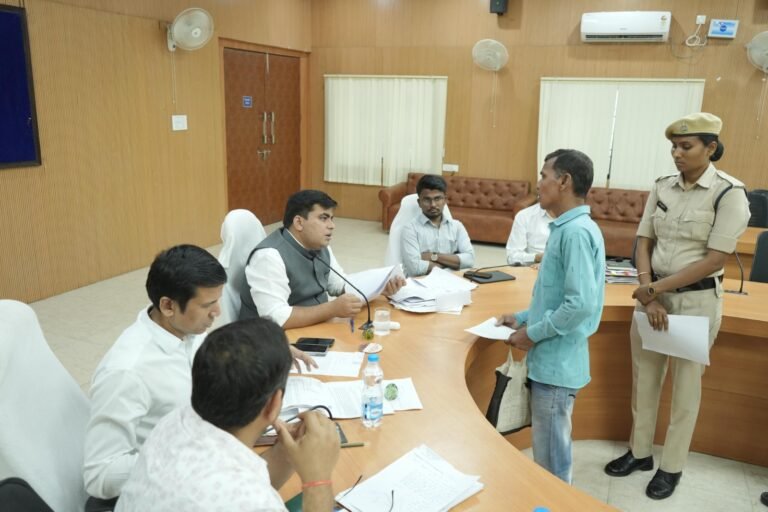 जनदर्शन में कलेक्टर कुणाल दुदावत की सख्ती: आमजन की समस्याओं पर त्वरित समाधान के निर्देश