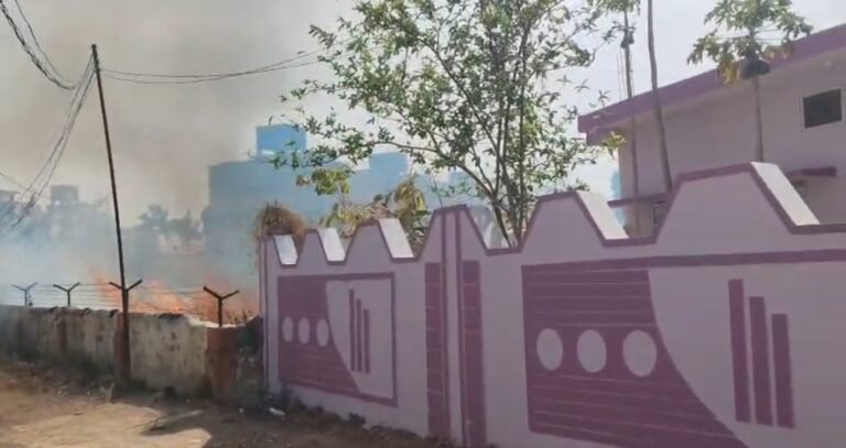 कटघोरा में बड़ी लापरवाही: नगर पालिका की फायर ब्रिगेड खराब, पुष्प वाटिका में लगी भीषण आग, बाल-बाल बचे आसपास के मकान