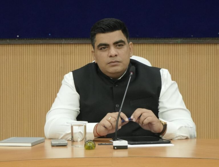 खराब ट्रांसफार्मर नहीं बदलने पर कलेक्टर सख्त, सब इंजीनियर पर कार्रवाई के निर्देश