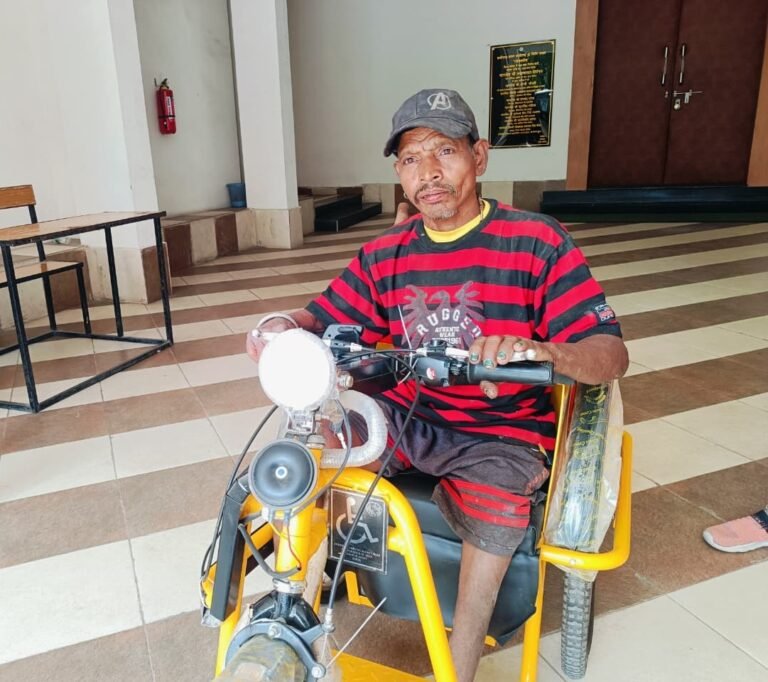 रुमगरा निवासी दिव्यांग मदन दास को मिली बैटरी चालित ट्राइसाइकिल, मिला आवागमन का सशक्त साधन