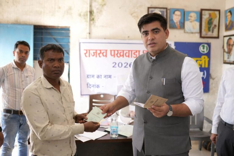 राजस्व पखवाड़ा शिविर में अचानक पहुँचे कलेक्टर, ग्रामीणों की सुनी समस्याएँ किसानों को किसान किताब का किया वितरण