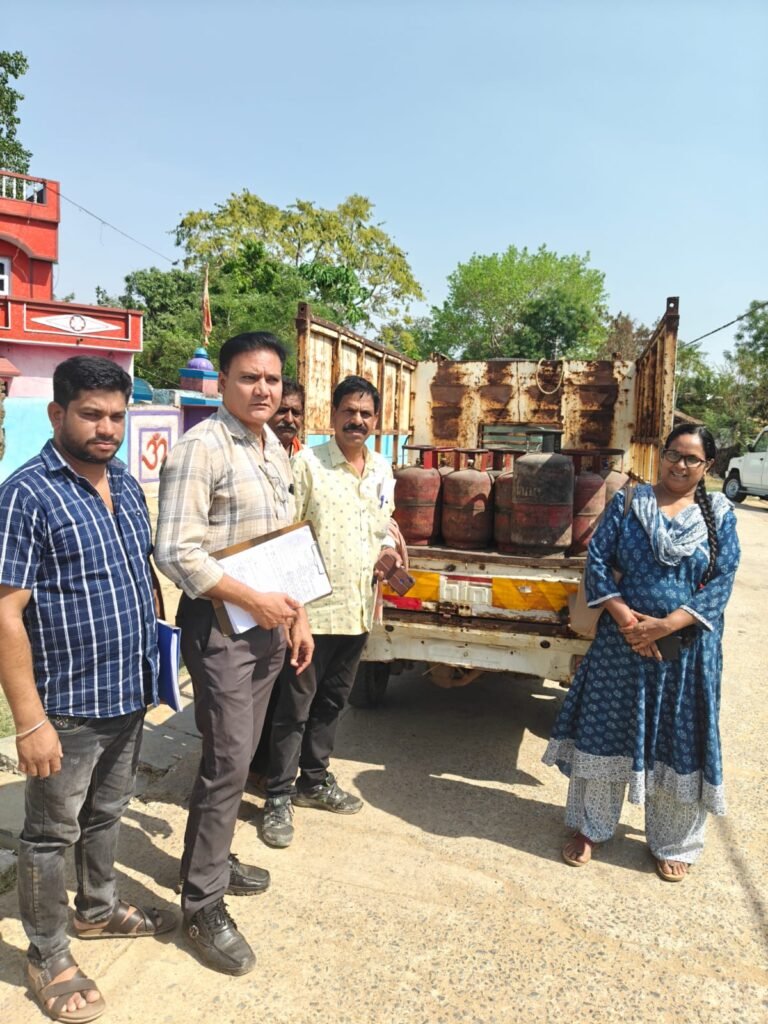 खाद्य विभाग की बड़ी कार्रवाई: फरसवानी और बीरतराई में अवैध गैस सिलेंडर भंडारण का खुलासा, 20 सिलेंडर जप्त