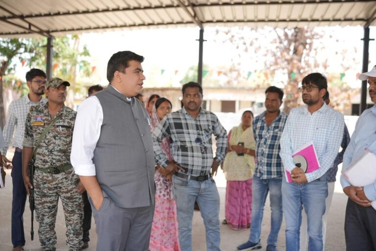 जर्जर भवनों पर कलेक्टर की सख्ती: माखनपुर स्कूल निरीक्षण में बड़े निर्देश, अधूरे निर्माण पर होगी कड़ी कार्रवाई 