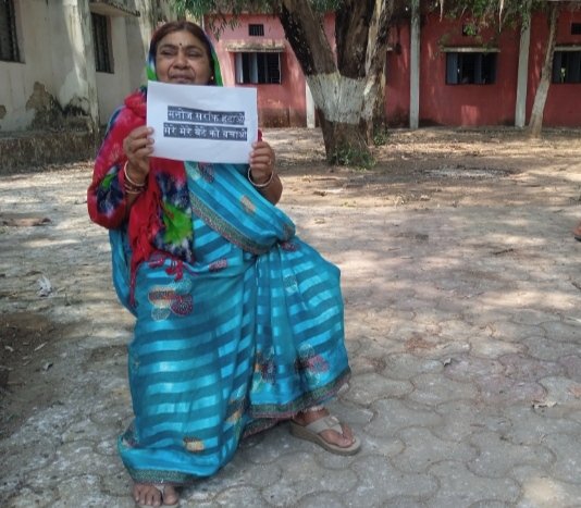 पाली हाईस्कूल प्राचार्य पर व्याख्याता से मारपीट का आरोप, प्राचार्य को हटाने की मांग लेकर पीड़ित की 65 वर्षीय वृद्धा मां स्कूल गेट पर धरने में बैठी