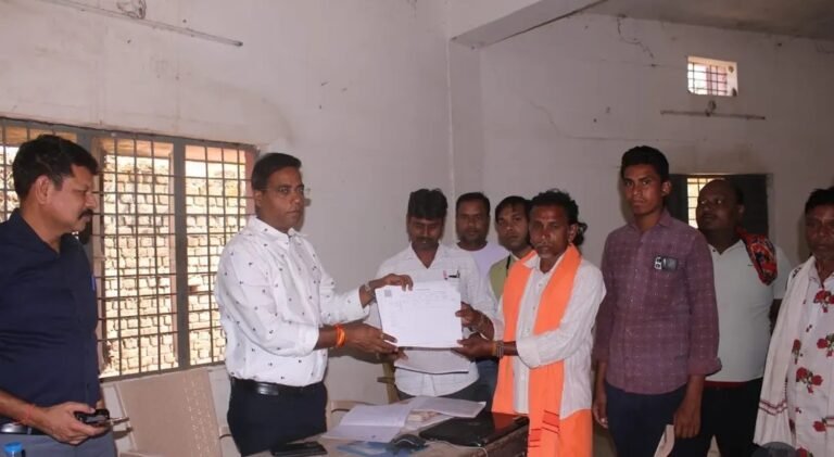  कलेक्टर डॉ. संजय कन्नौजे का संवेदनशील निरीक्षण,    राजस्व पखवाड़ा शिविरों में त्वरित समाधान से ग्रामीणों में बढ़ा विश्वास 