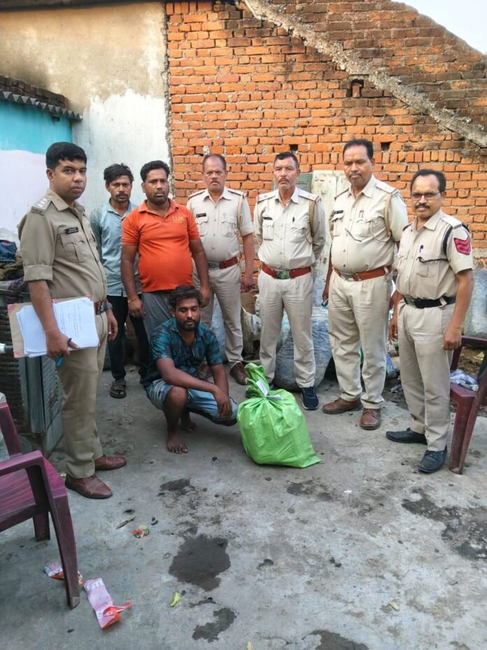 अवैध शराब पर आबकारी विभाग का बड़ा एक्शन: 24 लीटर महुआ शराब जब्त, आरोपी गिरफ्तार
