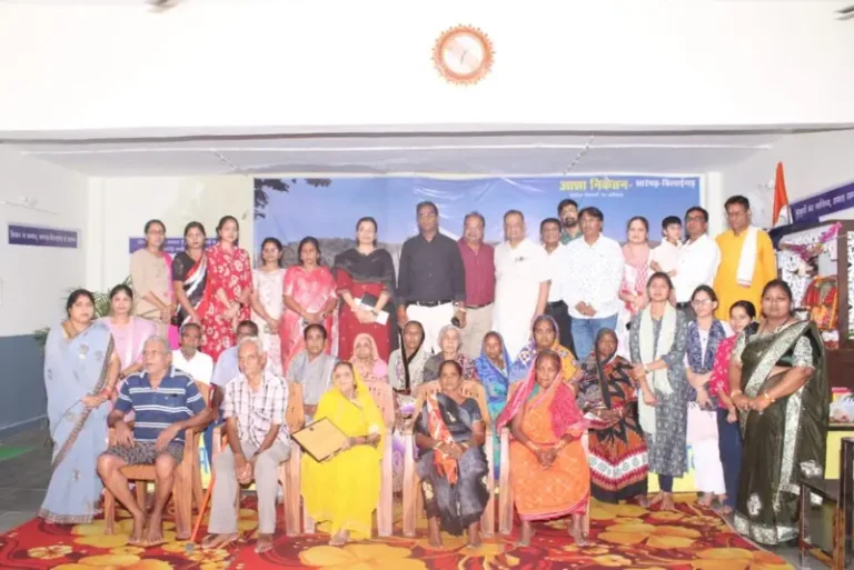 भावुक पल: स्थानांतरण से पहले कलेक्टर डॉ. संजय कन्नौजे ने आशा निकेतन के वृद्धजनों से लिया आशीर्वाद