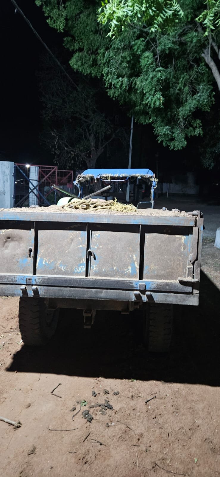 पासन थाना में बिना नंबर प्लेट का रेत से भरा ट्रैक्टर जब्त
